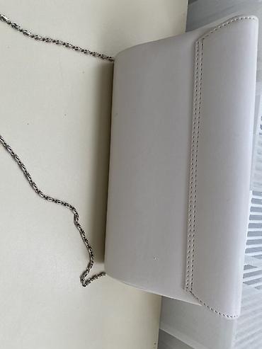 das sekilleri: Ağ rəngli zəncirli çanta/klatç - Minimalist dizayn, düzbucaqlı forma — 3