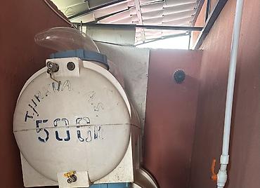 plastik bocka: Maştağadadır 500 l çən 40 azn Şəkildə görsəndiyi kimi 2 yerdən — 3