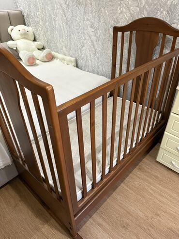 детскую кровать и письменный стол: Детская кроватка из массива (дерево, цвет — тёплый орех)