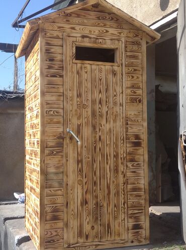 уличные зонты: Уличный деревянный туалет