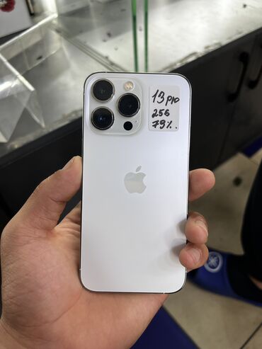 Apple iPhone: IPhone 13 Pro, Б/у, 256 ГБ, Белый, Защитное стекло, Чехол, 79 %