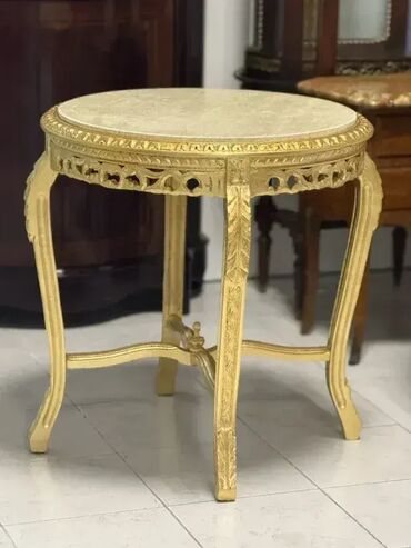 numanović klub stolovi: Salonski sto u pozlati 🛋️✨ Dobro stanje. 🏠 Prečnik: 69 cm 📏 Visina