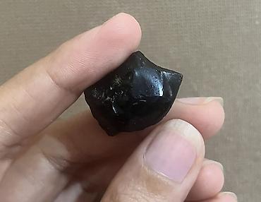 Aksesuarlar: Təbii qara şüşə daş (obsidian tipli) - Rəng: dərin qara, yüksək — 1