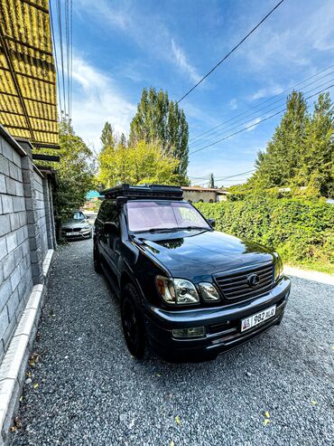 Lexus: Внедорожник Lexus LX470 в темном цвете с установленным багажником на