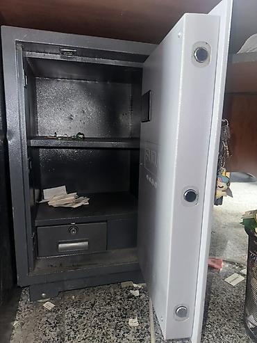 pul yeşiyi: Elektron şifrəli seyf. Ölçülər en 42sm/dərinlik 39sm/hündürlük 70sm — 2