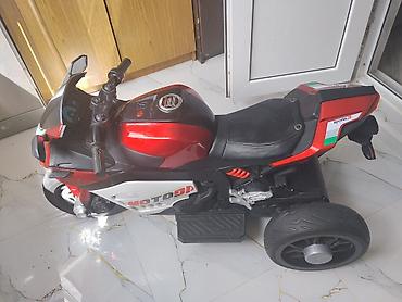 yamaha r3: Uşaq üçün elektrikli üçtəkərli motosiklet - Rəng: qırmızı-qara, idman — 3