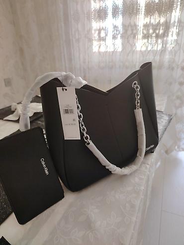 triko dest: Calvin Klein qadın çantası və cüzdan dəsti. Qara rəngli, zərif və — 2