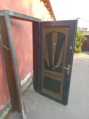 Otaq qapıları: İşlənmiş Giriş qapısı Plintus ilə, Zəmanətsiz, Ünvandan götürmə