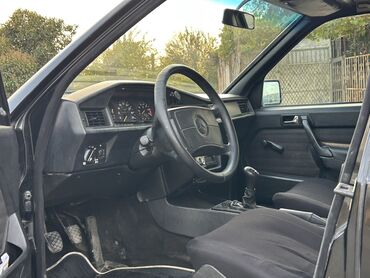 Mercedes-Benz: Maşın şəkildə göründüyü kimidir. Kasmetikasi idealdi. Tək kraskasina — 10