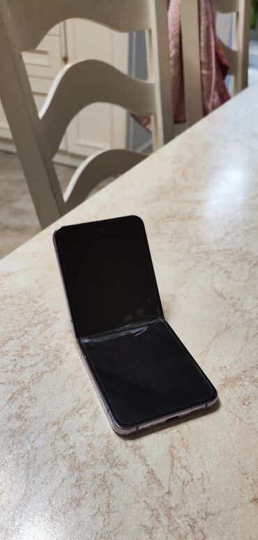 продажа сломанных телефонов: Samsung Galaxy Z Flip 4, Колдонулган, 256 ГБ, түсү - Кызгылт көк, 1 SIM, eSIM