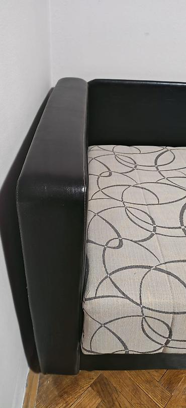 Kreveti: Na prodaju DVA kreveta (lezaja) "samca" (moze se koristiti i kao — 8