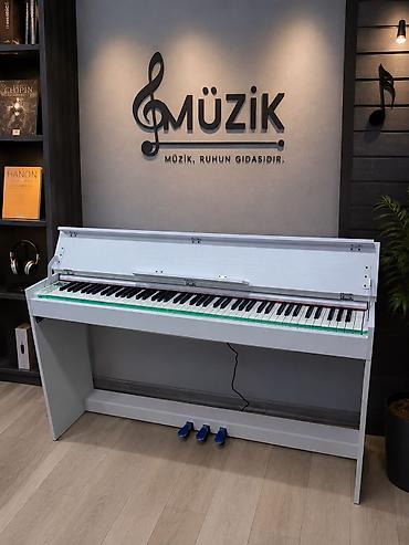 Ağ rəngdə rəqəmsal pianino - 88 tam ölçülü klaviatura (pianoya bənzər