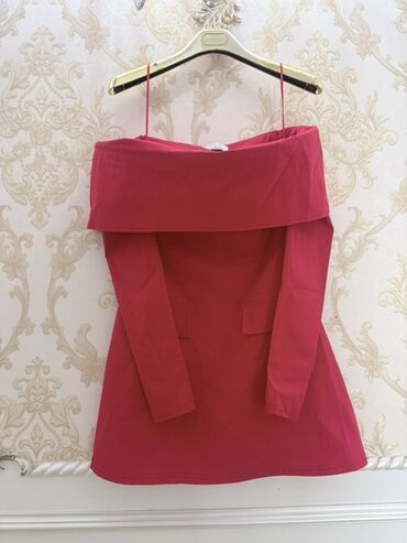 женские купальники бандо: Zərif qırmızı rəngli qadın geyimi – off-shoulder (açıq çiyin) kəsim. -