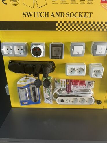 elektirik yuvası: Divarda quraşdırılmaq üçün nəzərdə tutulmuş elektrik açarları və