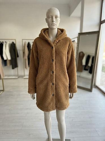 kəhrəba rəngi: Qadınlar üçün kapüşonlu tük kimi yumşaq “teddy” palto - Model — 1