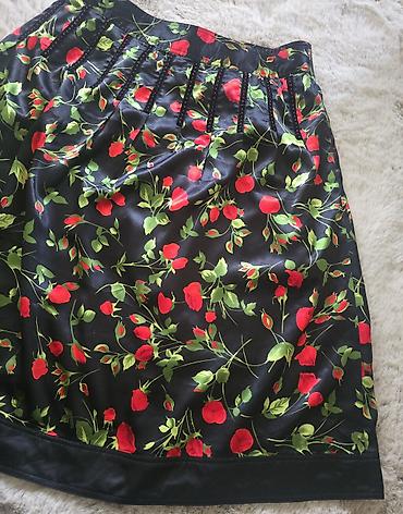 dva srca slike: Prelepa cvetna crna suknja sa crvenim ružama. Floral print. Meni je — 7
