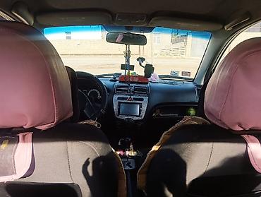 Kia: Kia Picanto, ağ rəng, hetçbek gövdə. Xüsusiyyətlər: - Kompakt şəhər — 8