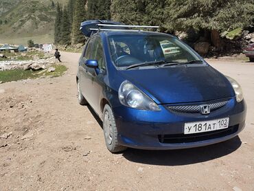 фит автомобиль: Автомобиль Honda Fit синего цвета, оснащенный багажником на крыше