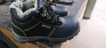 мужские зимние обувь: Продаю спец обувь размер 35/2