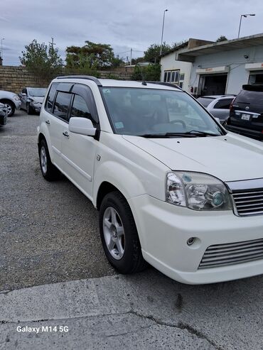 Nissan: Ağ rəngli kompakt krossover/SUV. Xüsusiyyətlər: - Kuzov: 5 qapılı — 16