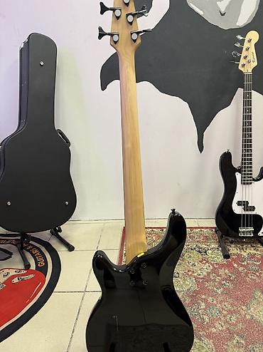спл: - 4‑струнная модель в классическом стиле P-Bass: - Черный корпус с — 4