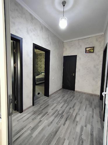əmlak satışı saytları: 3 otaqlı geniş mənzil – müasir interyer - Geniş salon: künc divan — 3