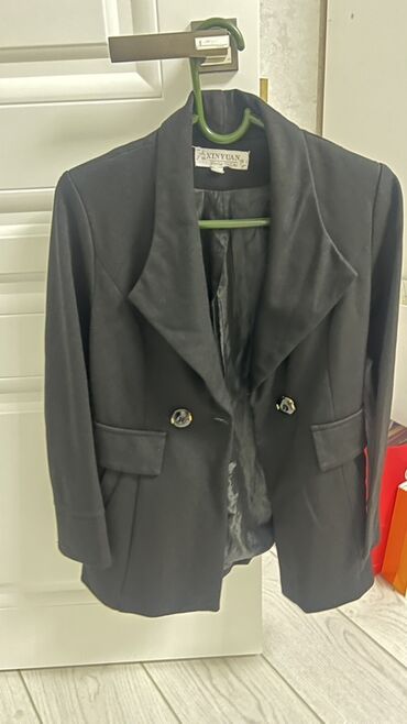 продаю в связи переездом: Женская одежда — набор из 4 вещей: 1) Черный укороченный пиджак