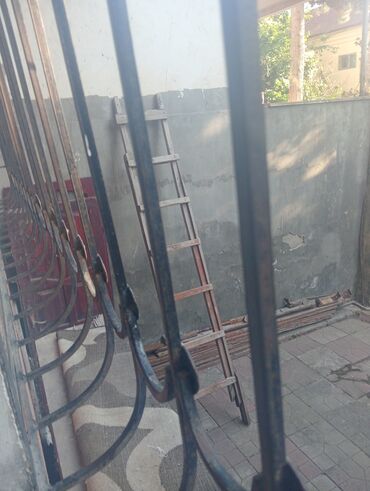 Otaq qapıları: Otaq qapilari uzunluğu 2 m eni 70 sm heyetde qalib diye tozlanib biri
