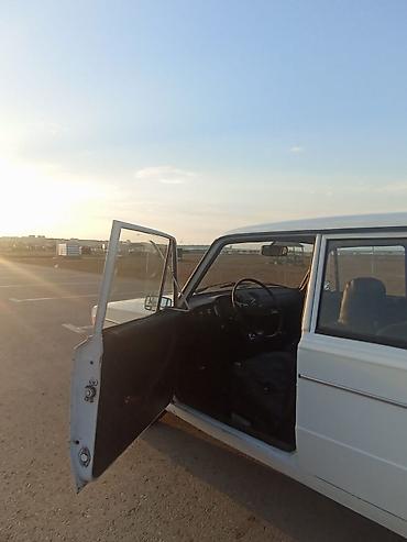 VAZ (LADA): VAZ 2106, ağ rəng, sedan kuzov. Klassik dizayna malik, xrom detallar — 3