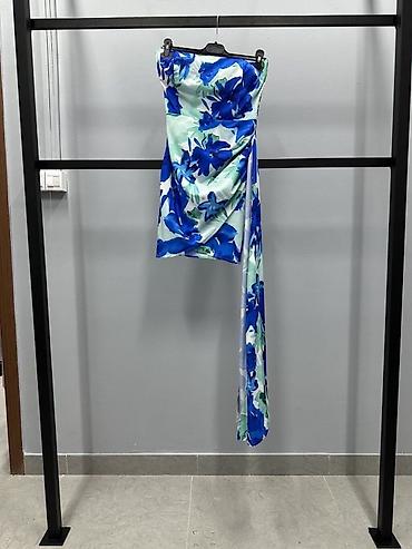goth: Kratka strapless haljina sa asimetričnim detaljem i floralnim printom — 2