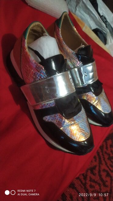 кроссовки женские бу: Продаю стильные и удобные кросовки со змеиным принтом снаружи и мягкой