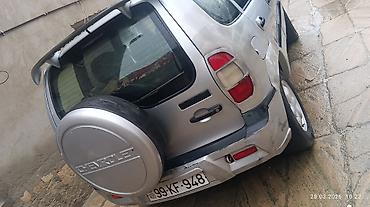 avto maşınlar: Chevrolet Niva, gümüş rəng, 5 qapılı SUV. Əsas xüsusiyyətlər: - — 3