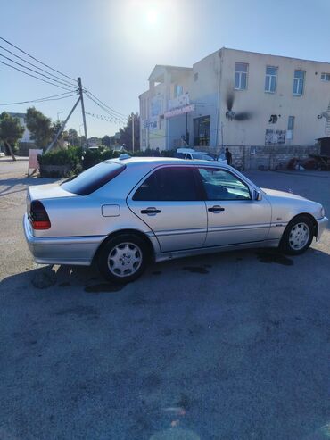 мерседес w202: Mercedes-Benz C sinfi sedan (W202), gümüş rəng. - Korpus: 4 qapı