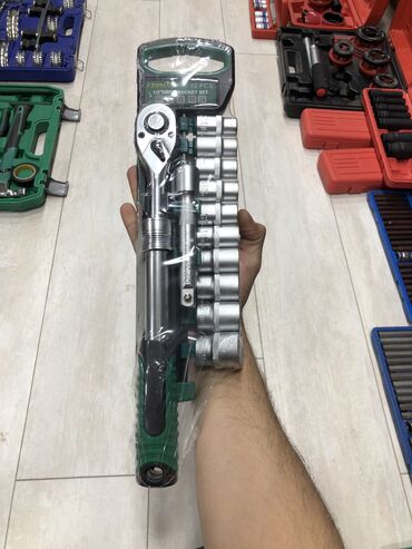 Mercedes-Benz: 12 parça 1/2" qola açar və ucluq dəsti Məhsulun tərkibi: - 1/2"