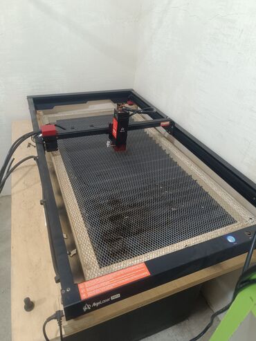 Вешалки: -Algolaser Alpha Lazer kəsim dəzgahı -850X400sm iş sahəsi -Dəri