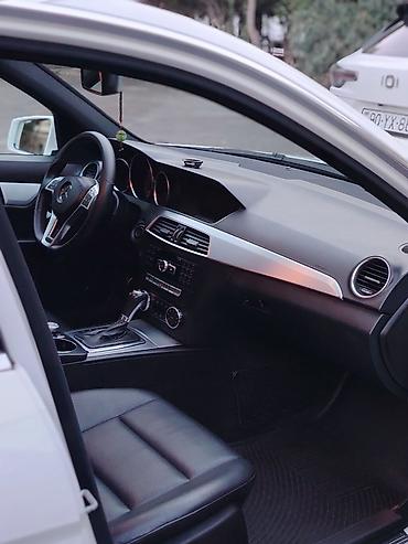 dayun 250: Mercedes-Benz C-Class sedan (C250 emblemli), ağ rəng. Xüsusiyyətlər — 8