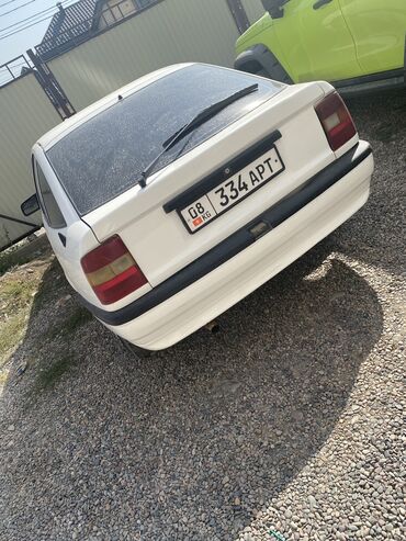 Opel: Opel Vectra: 1991 г., 1.6 л, Механика, Бензин, Хэтчбэк