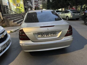 Mercedes-Benz: Gümüşü rəngdə olan Mercedes-Benz E-Class avtomobili. Avtomobilin arxa