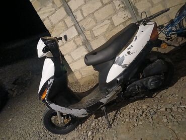 колпаки для дисков: Şəhər içi sürüş üçün praktik skuter - Korpus: ağ-qara plastik