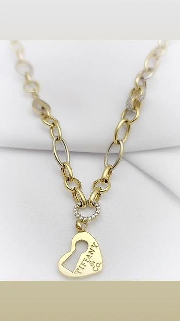 Серьги: Пара элегантных золотистых сережек с английским замком. Каждая сережка — 24