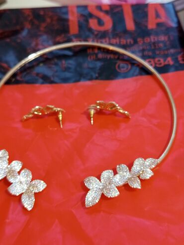 Bijuteriya dəstləri: Kolye və sırğalar - Dizayn: Qızılı rəngdə, çiçək motivli. Hər bir — 6