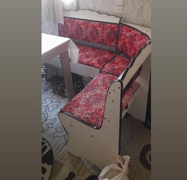 Кухонные гарнитуры: Ağ və qara haşiyəli, künc divan dəsti. Dəstə daxildir: oturacaq