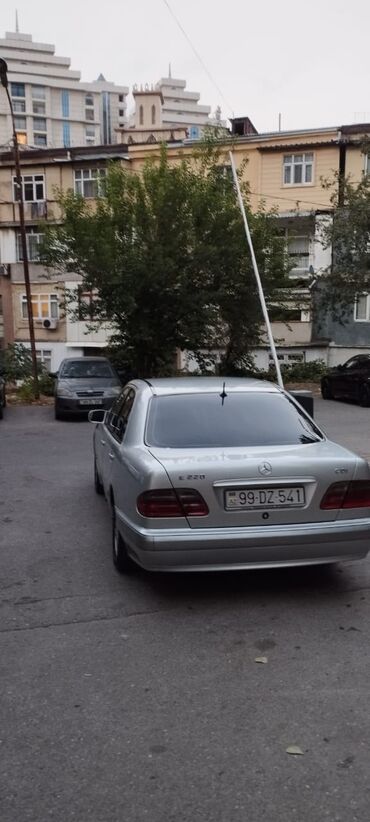 afdamabilər: Mercedes-Benz E 220: 2.2 l | 1999 il Sedan
