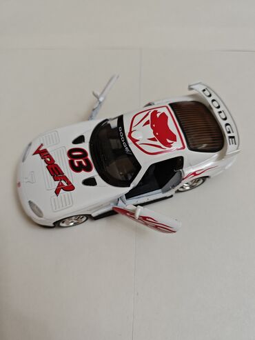 Avtomobil modelləri: Ağ rəngli diecast "Dodge Viper" modeli, qırmızı ilan emblemi və — 5