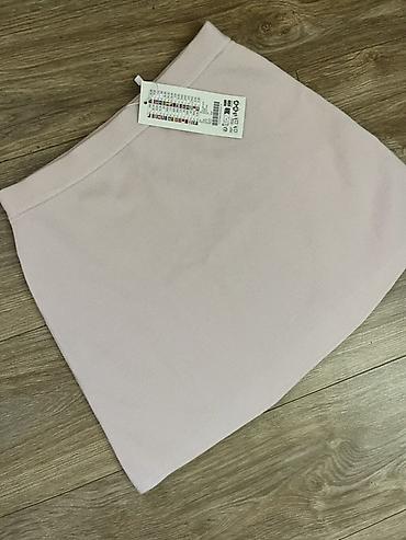 sorc sljokice: Suknja A‑kroja, nežno roze boje. Klasičan, ravan pojas bez kopčanja — 1