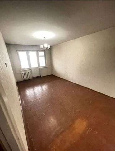 квартира берилет 5мкр: 2 бөлмө, 48 кв. м, 104-серия, 1 кабат, Эски ремонт