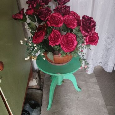 декор на стены: Табуретка с розами из атласа