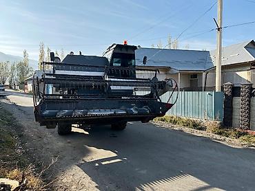 Зерноуборочные комбайны: Зерноуборочный комбайн Ростсельмаш. - Полноразмерная жатка с — 26