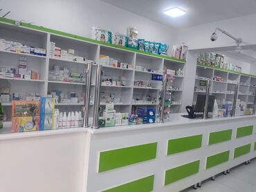 аренда плейстейшен 4: Aptek üçün funksional və müasir mebel dəsti. Ağ və yaşıl rənglərdədir