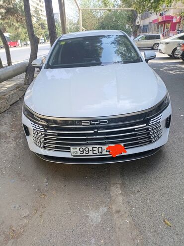авто азербайджан: BYD sedan – ağ rəngli, müasir dizaynlı hibrid/elektrik üslublu şəhər